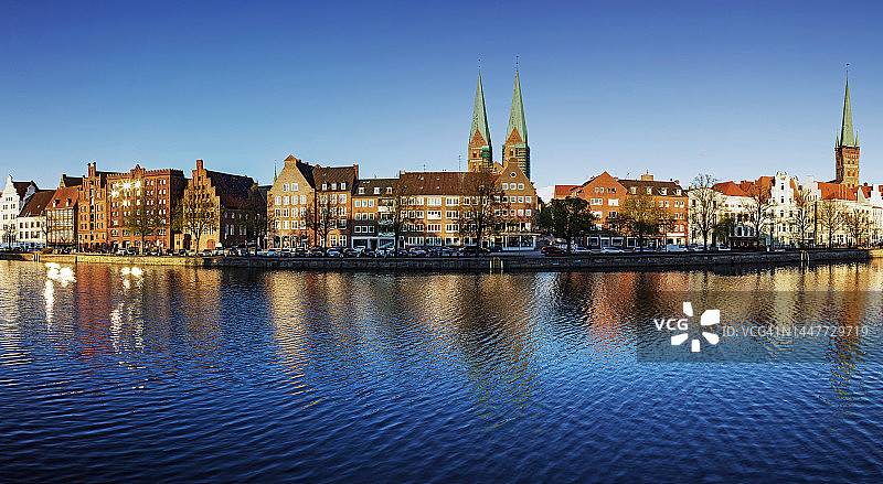 奥伯特拉夫河附近的吕贝克老城区（石勒苏益格-荷尔斯泰因/德国）图片素材