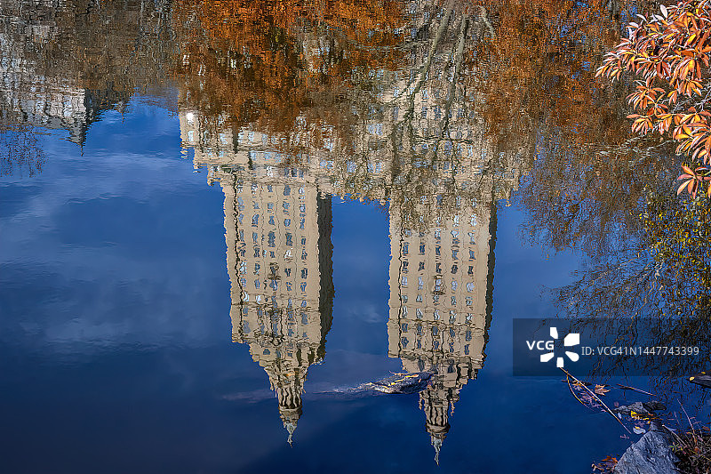 纽约市中央公园西区San Remo在池塘中的倒影图片素材