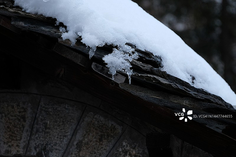 石板屋顶上的冰图片素材