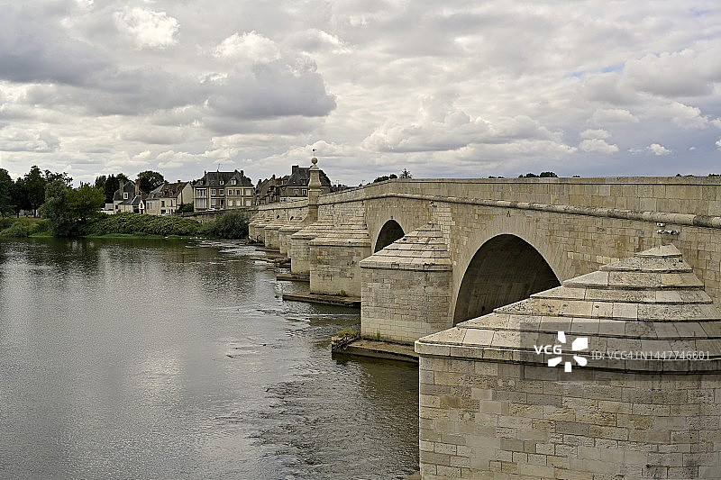 卢瓦尔河畔拉沙里泰的石桥图片素材