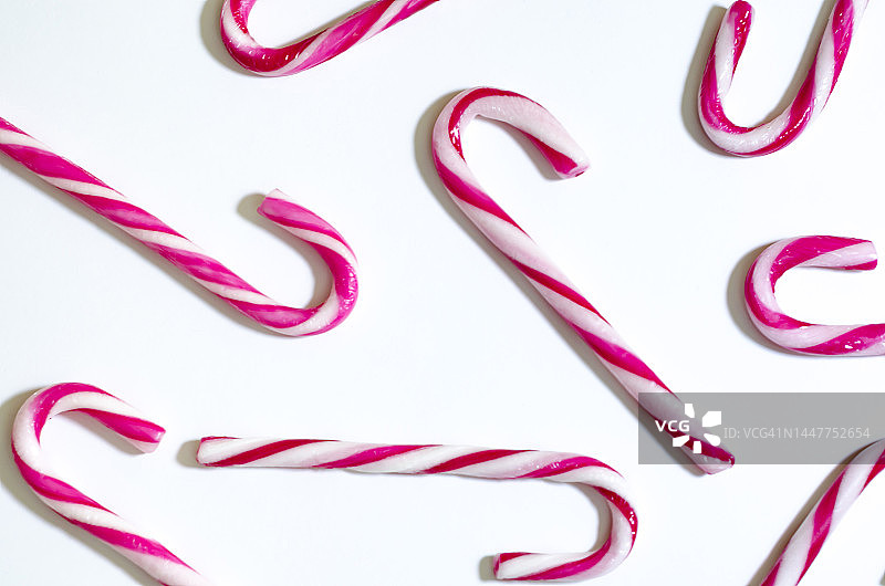 白色背景上的圣诞节拐杖糖俯视图图片素材