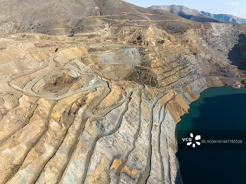 废弃的露天铁矿图片素材