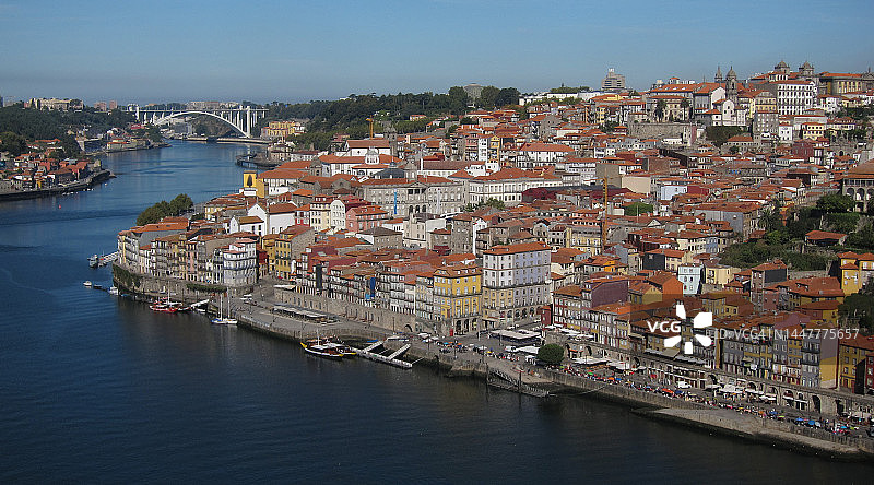 山坡上的城市景观，河滨市场图片素材