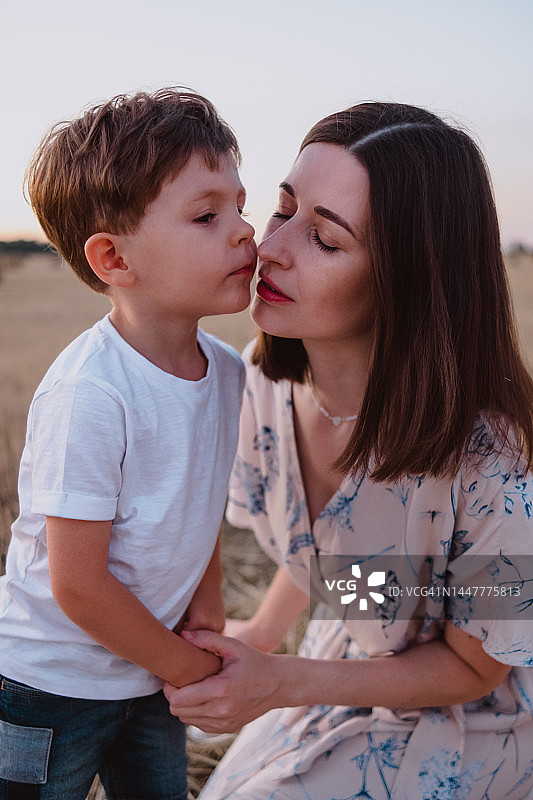 日落田野母子亲吻图片素材