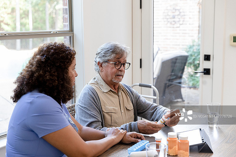 年长的成年患者阅读标签图片素材