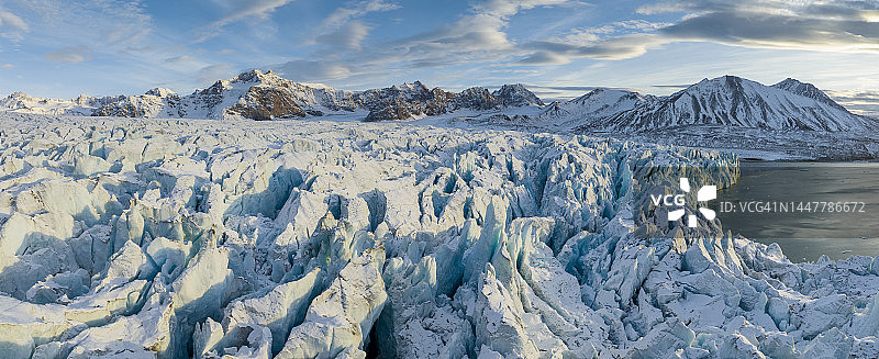 挪威斯瓦尔巴群岛Krossfjorden冰川航拍图片素材
