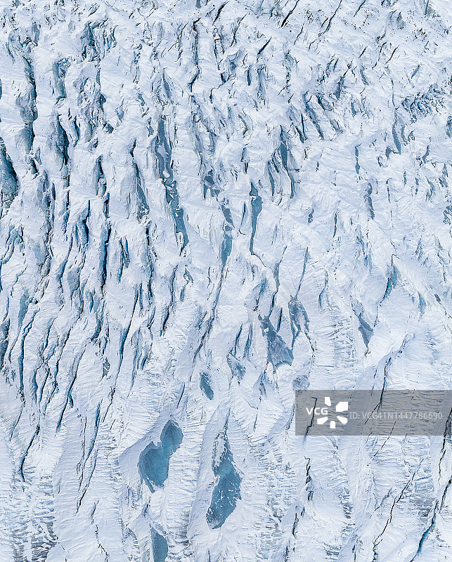 挪威斯瓦尔巴群岛斯匹次卑尔根岛Krossfjorden冰川上的融水湖鸟瞰图图片素材