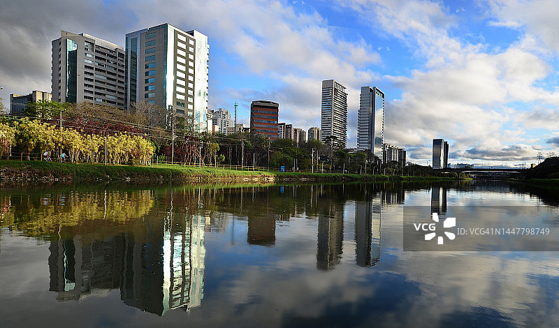 巴西圣保罗-拉古纳大桥附近Pinheiros河沿岸的现代建筑图片素材