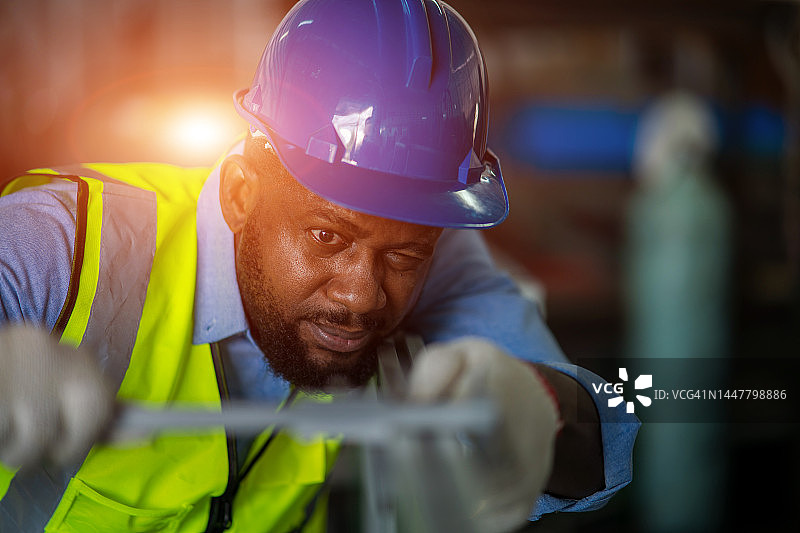 工程师在工厂车间检查并操作机器图片素材