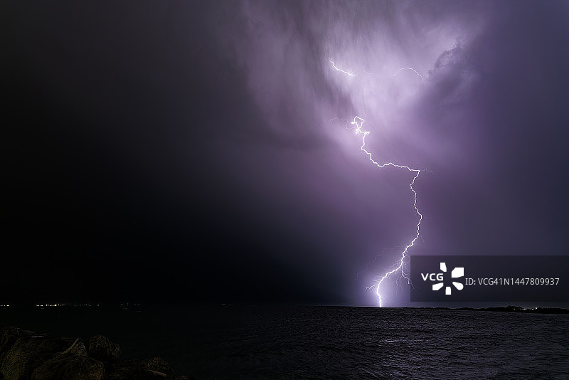 海洋上空的闪电图片素材