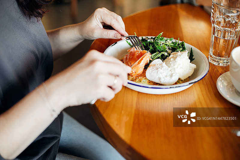 健康早餐：煎饼、奶酪、水波蛋、三文鱼、芝麻菜和咖啡。健康饮食、节食、排毒、素食理念图片素材