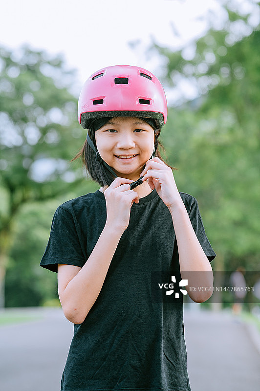 戴头盔的中国女孩图片素材