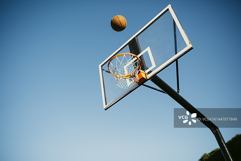 篮球入篮瞬间图片素材