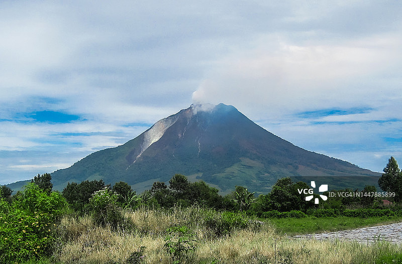 锡纳朋火山图片素材