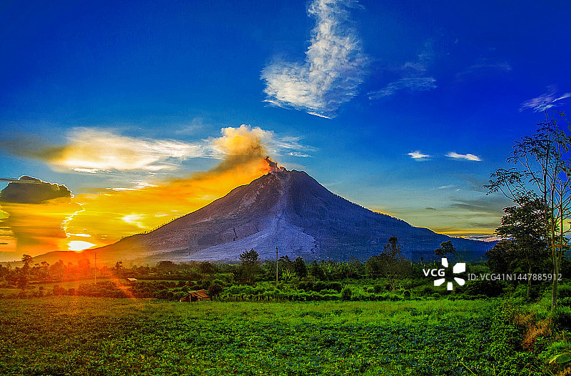 锡纳朋火山的壮丽日落图片素材