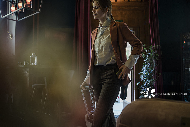 女商人在酒店推行李箱行走图片素材