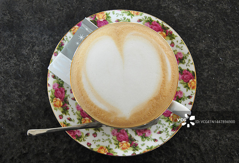 带有心形泡沫装饰的卡布奇诺咖啡俯视图图片素材