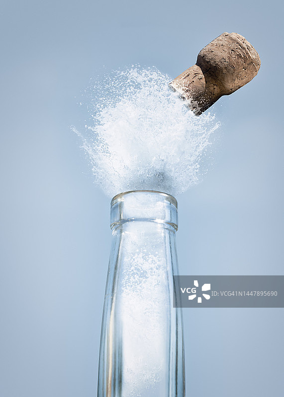长颈瓶中液体喷涌而出，软木塞特写图片素材