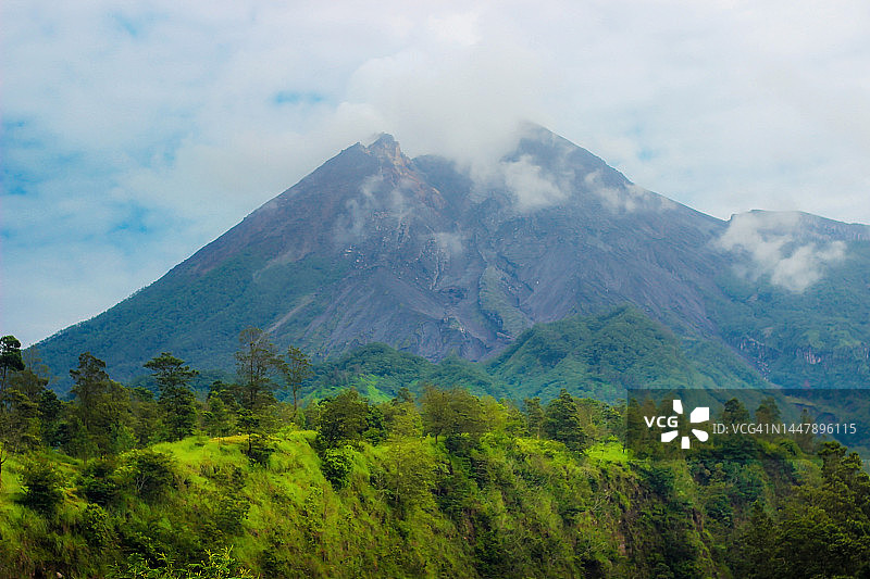 印度尼西亚中爪哇省斯拉梅火山上空的云彩特写图片素材