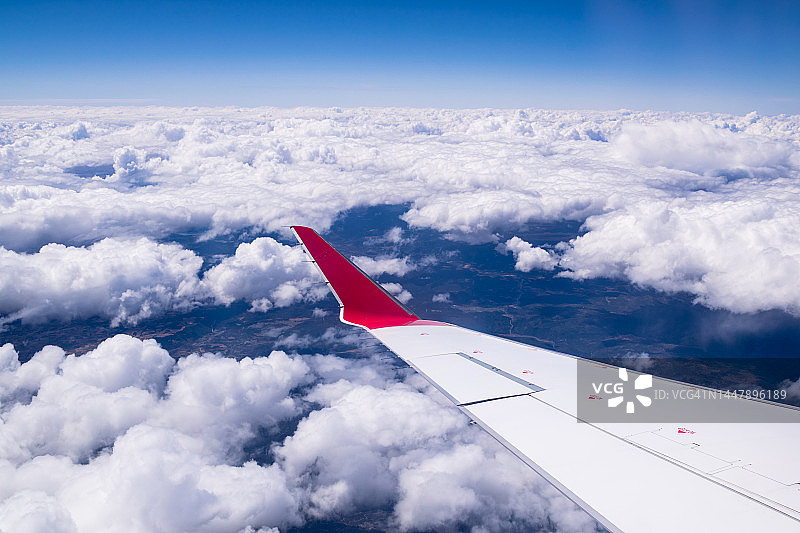 飞机机翼穿梭云层图片素材