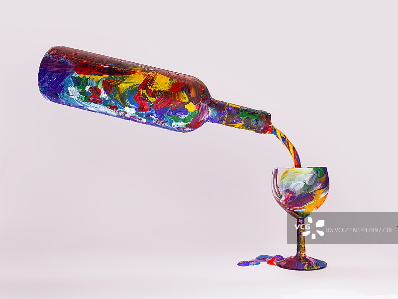 从彩绘瓶子倒入彩绘酒杯中的彩色液体图片素材