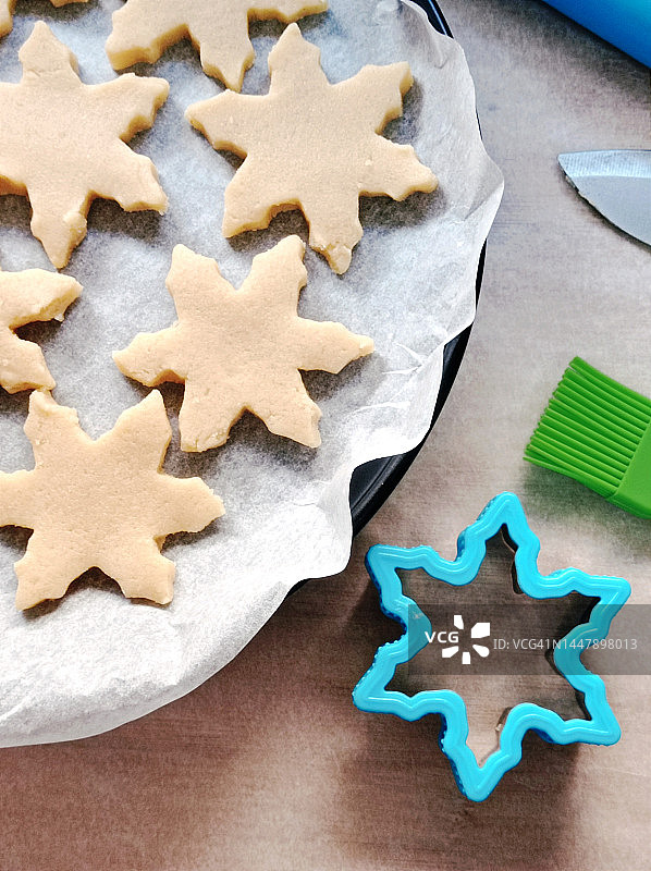 烤盘上的雪花饼干俯视图图片素材