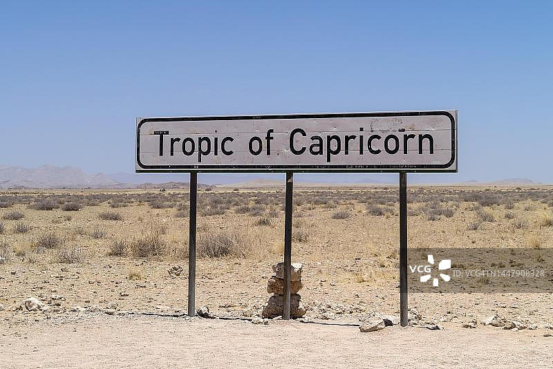 途经纳米比亚索利泰尔的主干道C14，南回归线图片素材