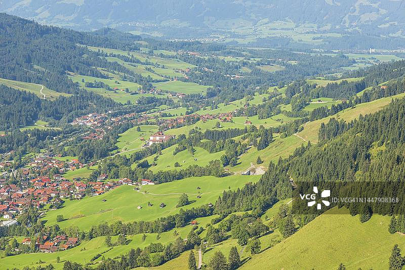 德国巴伐利亚赫希贝格山俯瞰奥斯特拉赫谷全景图片素材