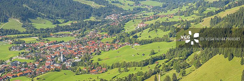 德国巴伐利亚赫希贝格山俯瞰奥斯特拉赫谷全景图片素材