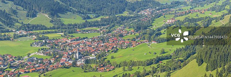 德国巴伐利亚赫希贝格山俯瞰奥斯特拉赫谷全景图片素材