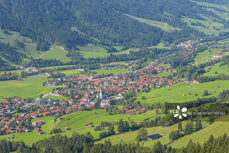 德国巴伐利亚赫希贝格山俯瞰奥斯特拉赫谷全景图片素材