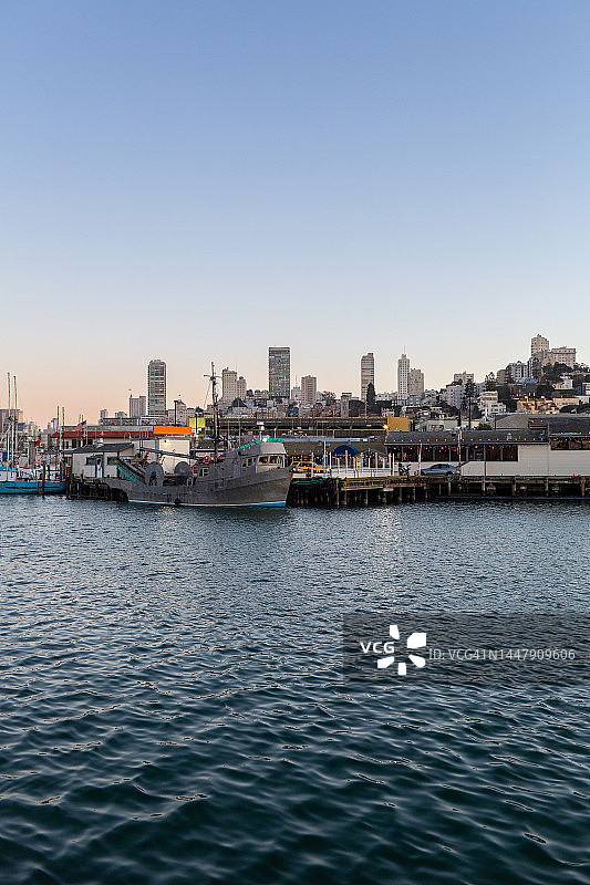 停靠在加利福尼亚州旧金山渔人码头的商业渔船（黄昏）图片素材