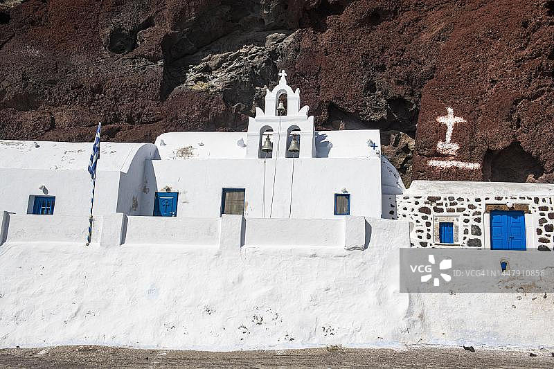 希腊圣托里尼红海滩上的圣尼古拉奥斯小教堂图片素材