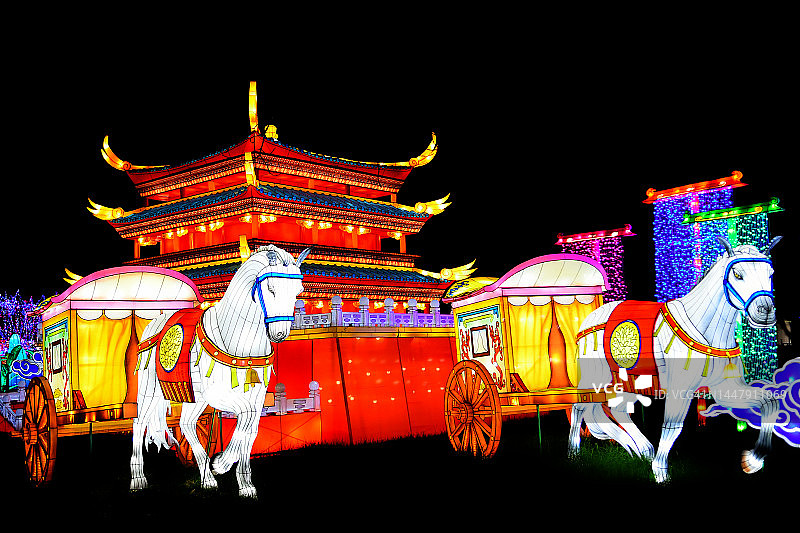 宝塔前的两匹白马和马车图片素材