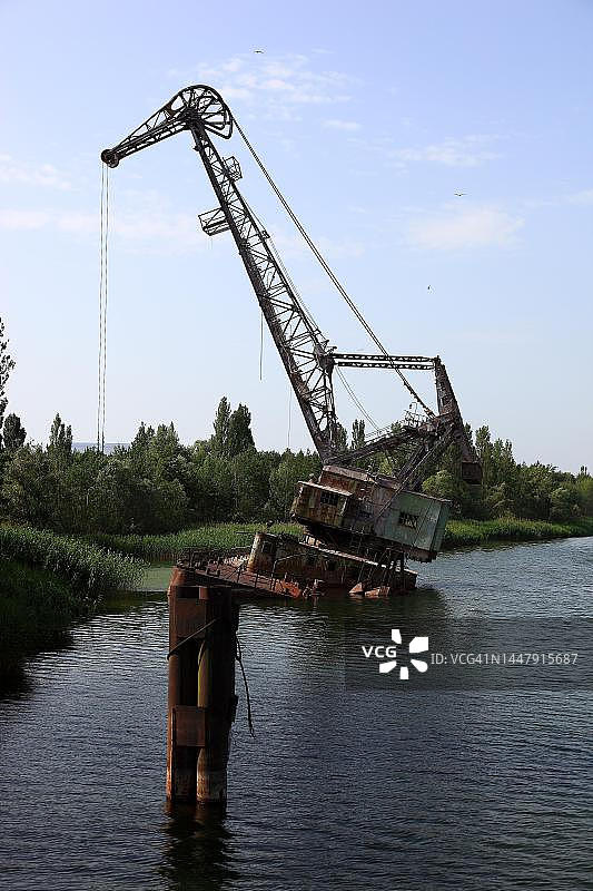 切尔诺贝利核电站30公里无人区：普里皮亚季的起重机残骸图片素材