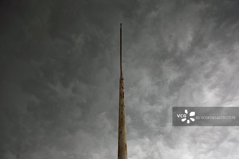 乌克兰切尔诺贝利灰色暴风雨云层前被毁坏的路灯图片素材