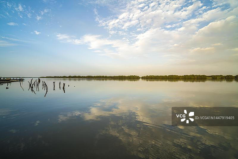 西非冈比亚宾塘，冈比亚河支流倒映的云彩图片素材