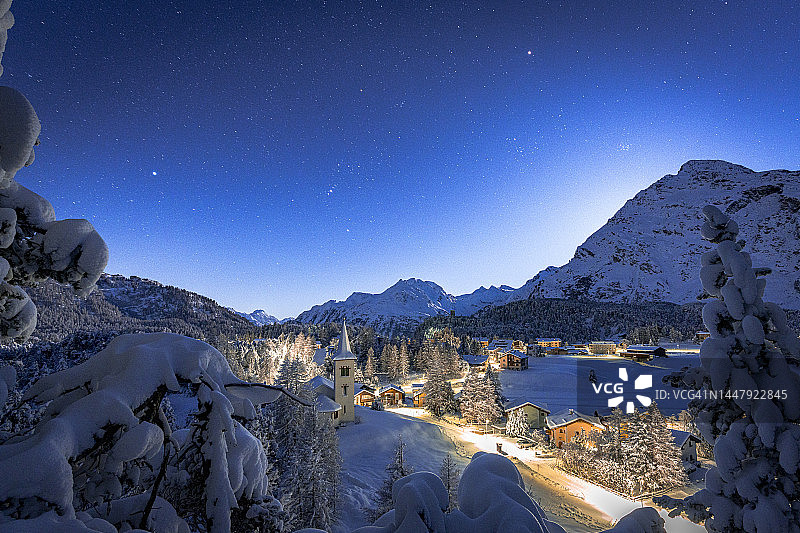 星空下白雪覆盖的教堂图片素材