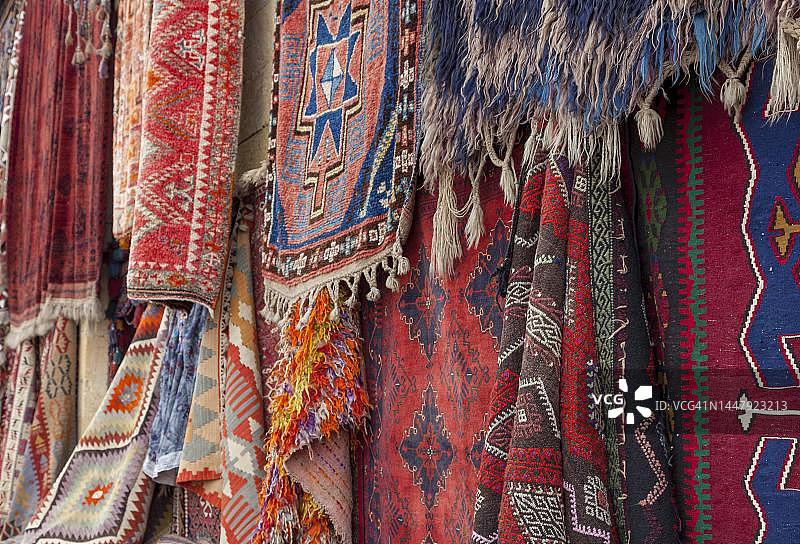 卡帕多西亚街头地毯促销，土耳其中部安纳托利亚地区图片素材