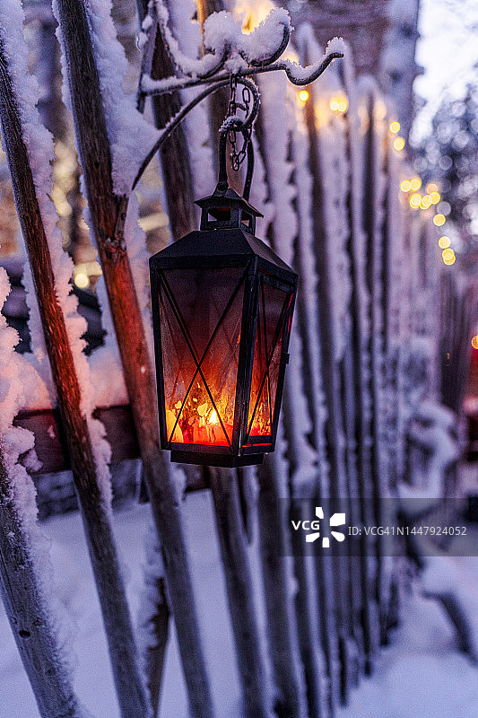 圣诞节雪中灯笼烛光图片素材