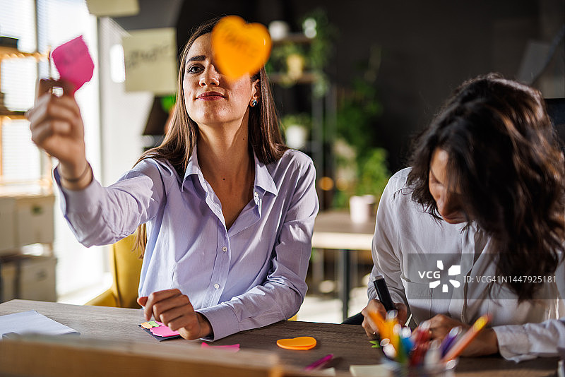 两位年轻女商人合作新项目讨论创意图片素材