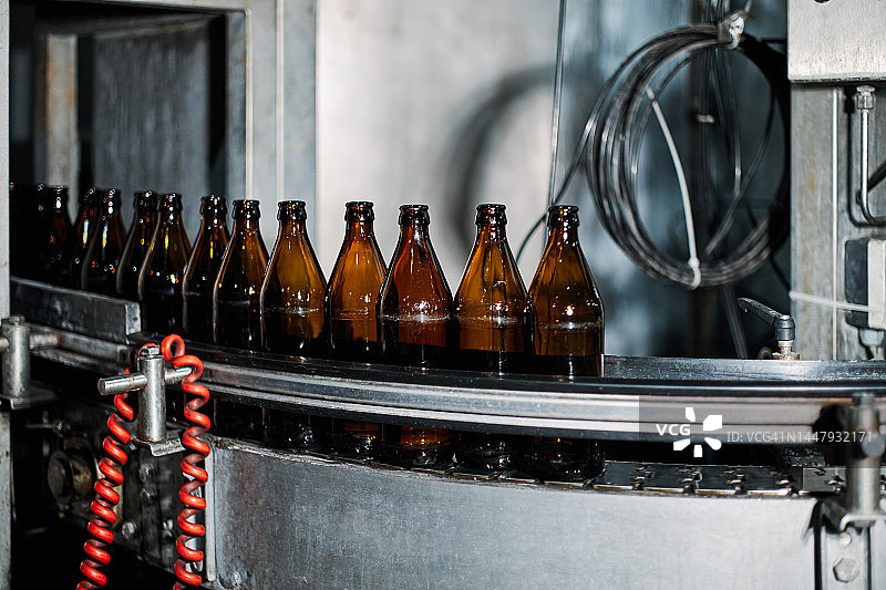 啤酒厂的灌装机运作特写图片素材