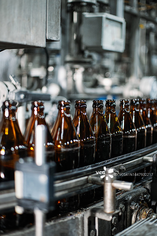 啤酒厂的灌装机运作特写图片素材