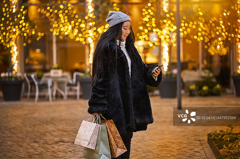 年轻女子圣诞节购物图片素材