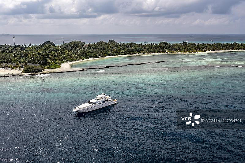 马尔代夫拉维亚尼环礁库雷杜岛海滩水上木屋鸟瞰图图片素材