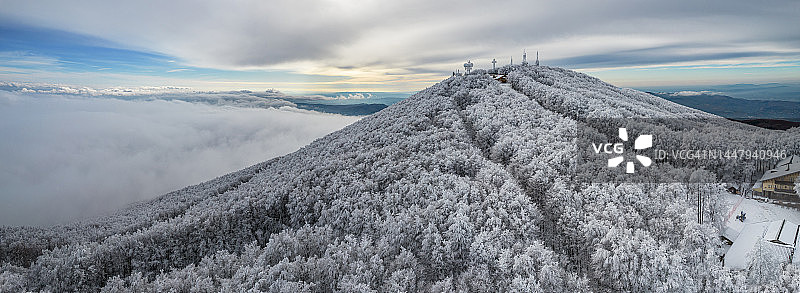 冬季阿米亚塔山顶无人机航拍景观图片素材