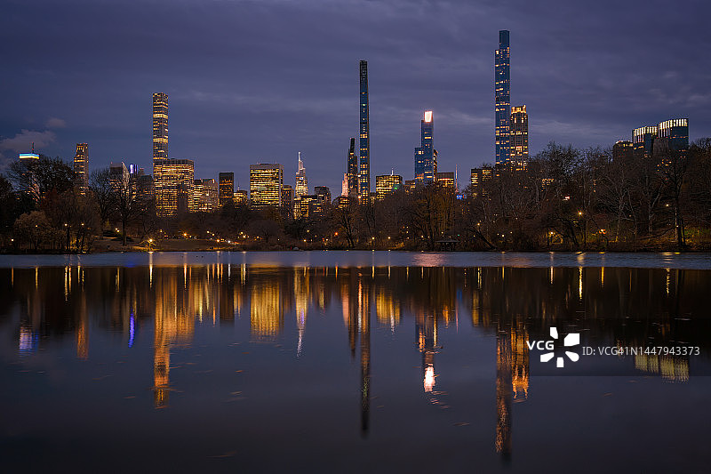 纽约中央公园湖面倒影的蓝色时刻图片素材