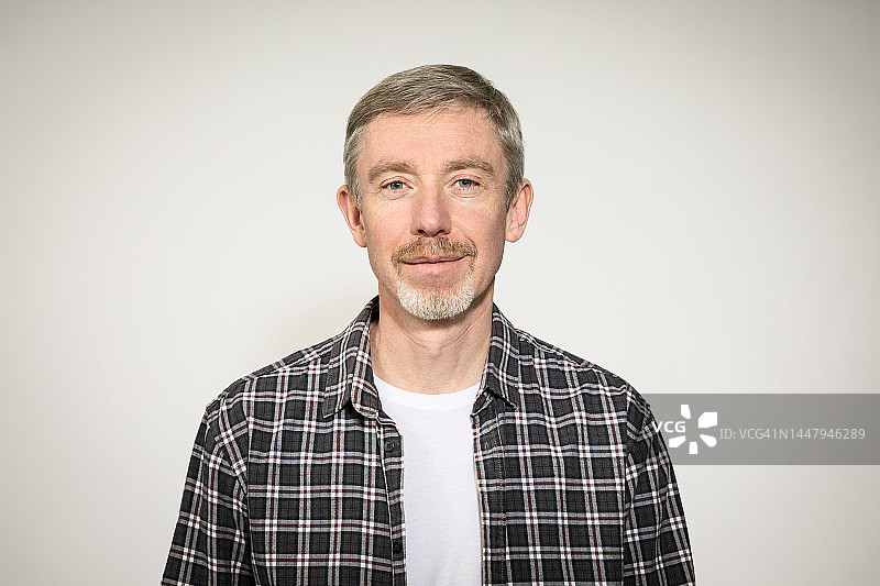 50岁戴眼镜白胡子男人穿格子衬衫肖像图片素材