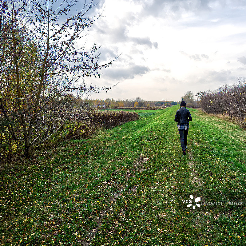 行走的少女的背影图片素材