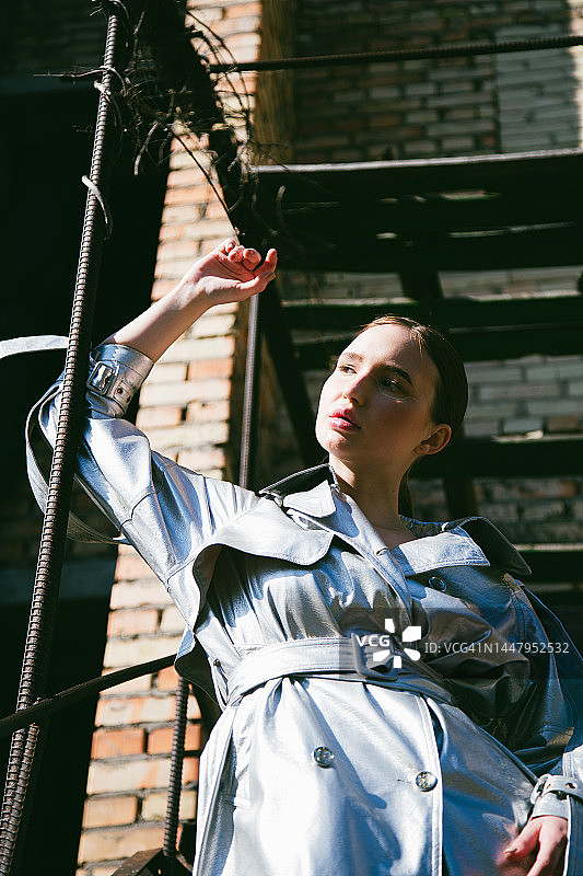 时尚模特户外摆姿势图片素材